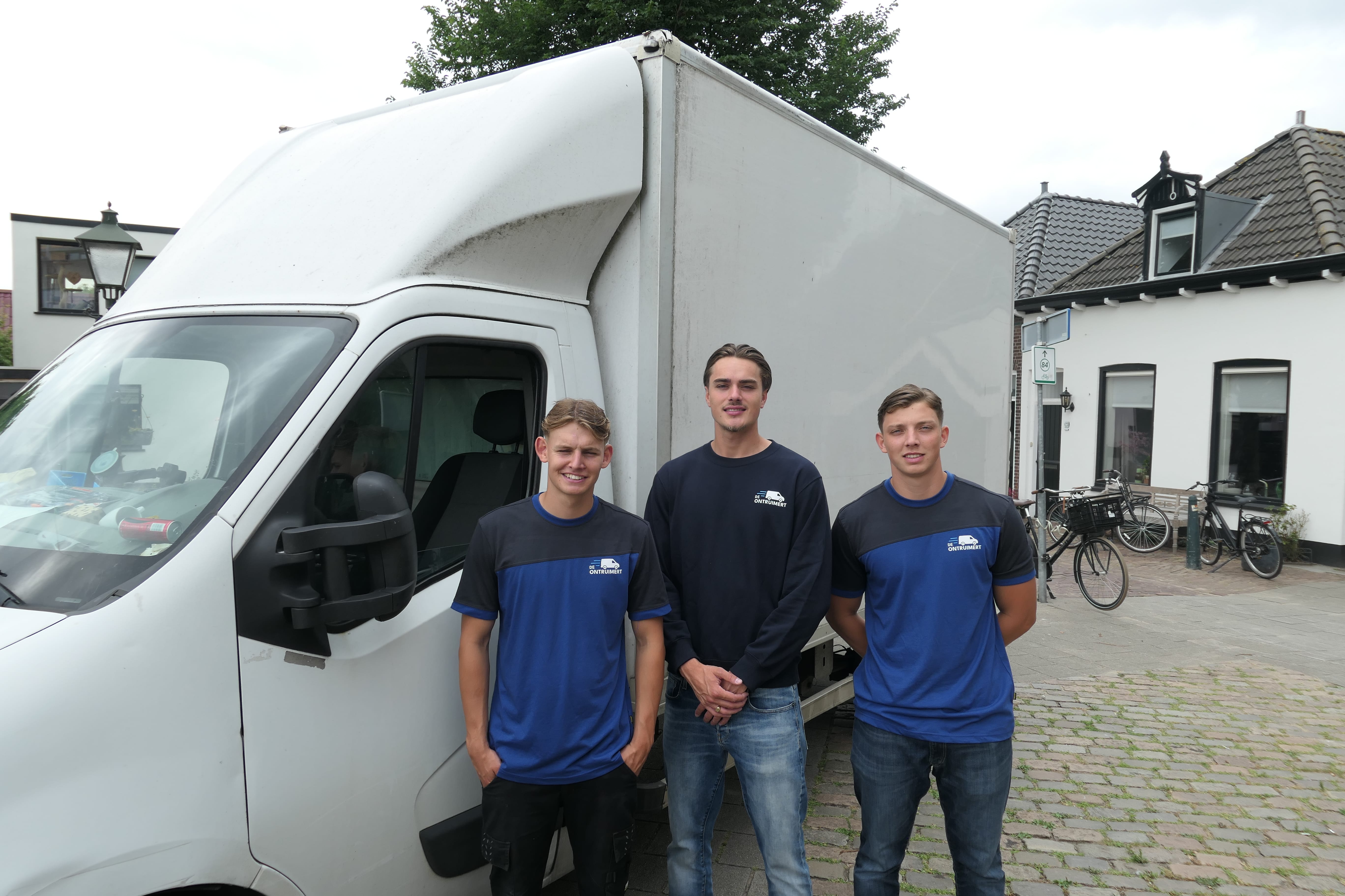 Drie ontruimers voor een witte werkbus